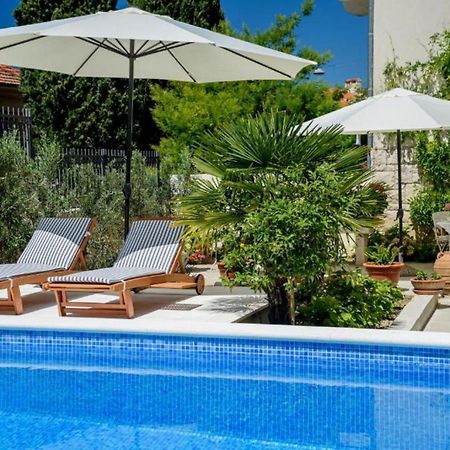 Palace Schoen Milesi - Esense Of Prestige - Private Pool - Free Parking - Old Money Style Luxury Rooms - Walking Distance To The Old Town, The Beach And All Amenities - Buralux Properties Split Bagian luar foto