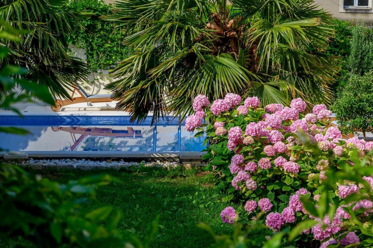 Palace Schoen Milesi - Esense Of Prestige - Private Pool - Free Parking - Old Money Style Luxury Rooms - Walking Distance To The Old Town, The Beach And All Amenities - Buralux Properties Split Bagian luar foto