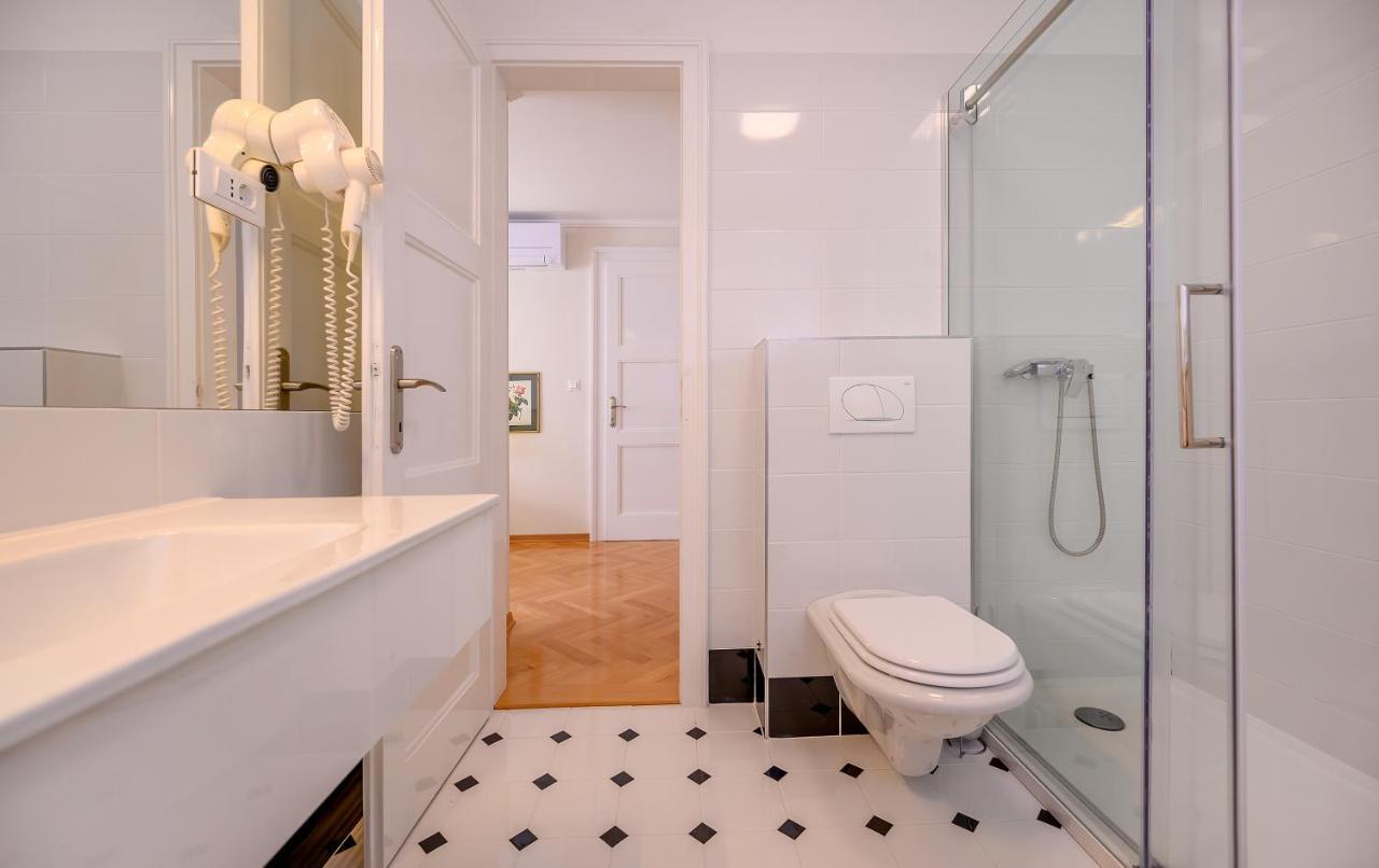 Palace Schoen Milesi - Esense Of Prestige - Private Pool - Free Parking - Old Money Style Luxury Rooms - Walking Distance To The Old Town, The Beach And All Amenities - Buralux Properties Split Bagian luar foto