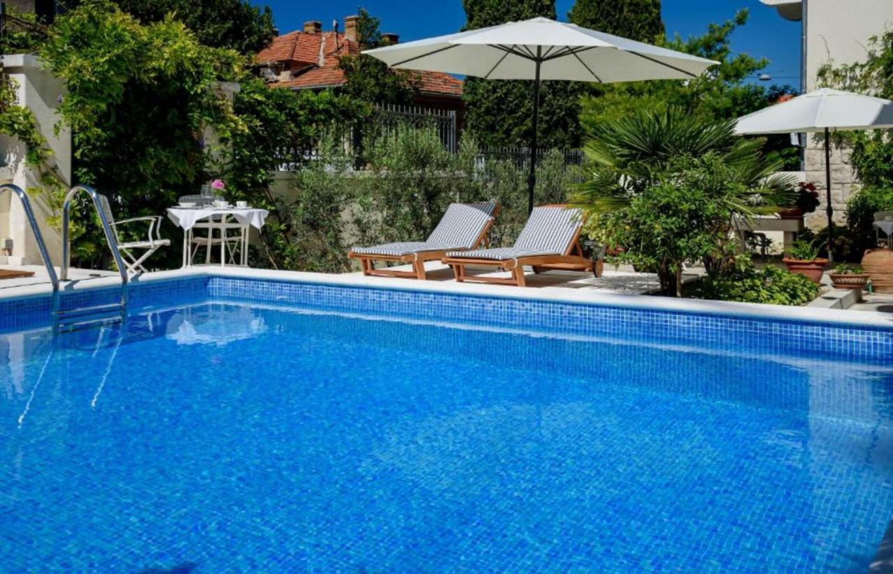 Palace Schoen Milesi - Esense Of Prestige - Private Pool - Free Parking - Old Money Style Luxury Rooms - Walking Distance To The Old Town, The Beach And All Amenities - Buralux Properties Split Bagian luar foto