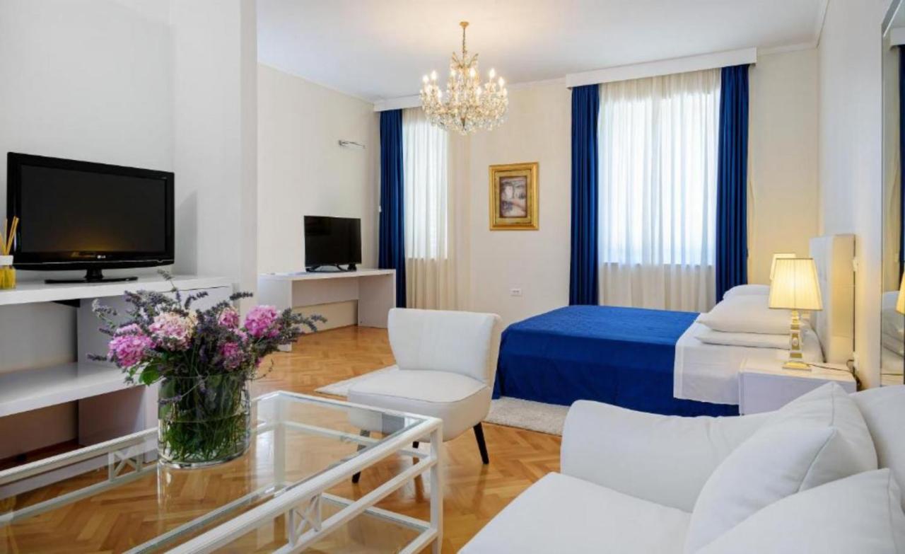 Palace Schoen Milesi - Esense Of Prestige - Private Pool - Free Parking - Old Money Style Luxury Rooms - Walking Distance To The Old Town, The Beach And All Amenities - Buralux Properties Split Bagian luar foto