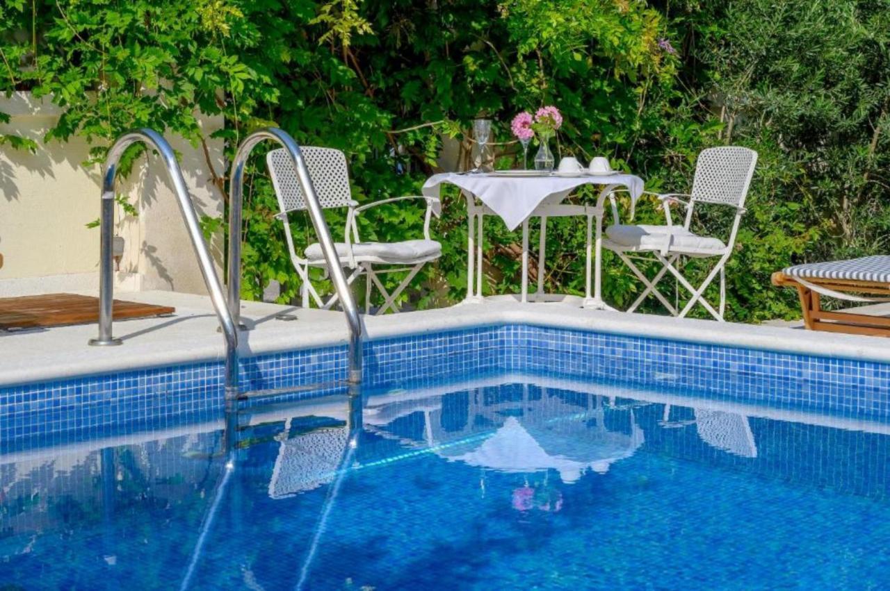 Palace Schoen Milesi - Esense Of Prestige - Private Pool - Free Parking - Old Money Style Luxury Rooms - Walking Distance To The Old Town, The Beach And All Amenities - Buralux Properties Split Bagian luar foto