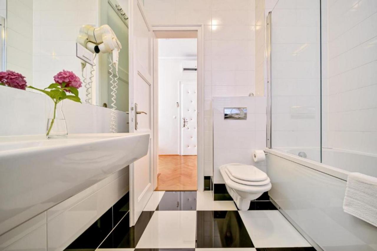 Palace Schoen Milesi - Esense Of Prestige - Private Pool - Free Parking - Old Money Style Luxury Rooms - Walking Distance To The Old Town, The Beach And All Amenities - Buralux Properties Split Bagian luar foto