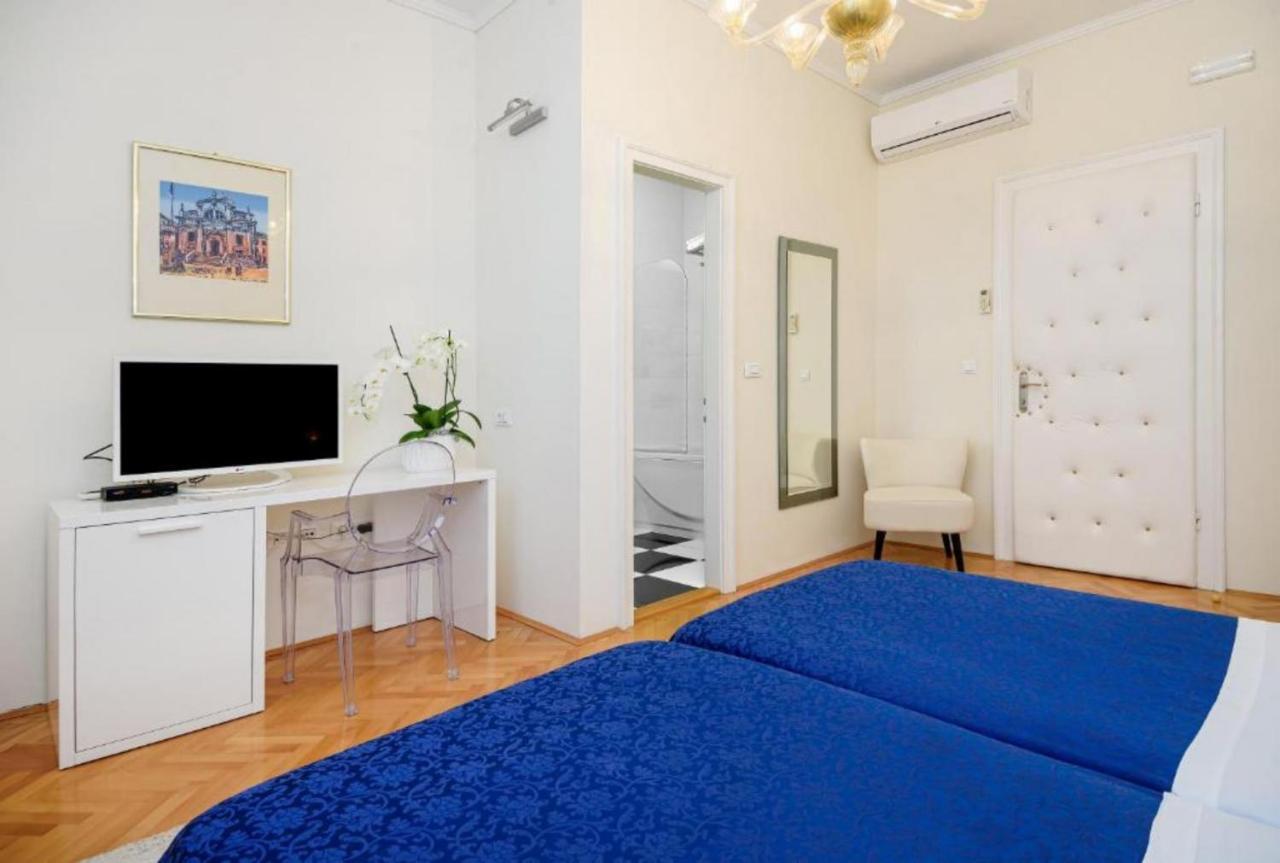 Palace Schoen Milesi - Esense Of Prestige - Private Pool - Free Parking - Old Money Style Luxury Rooms - Walking Distance To The Old Town, The Beach And All Amenities - Buralux Properties Split Bagian luar foto