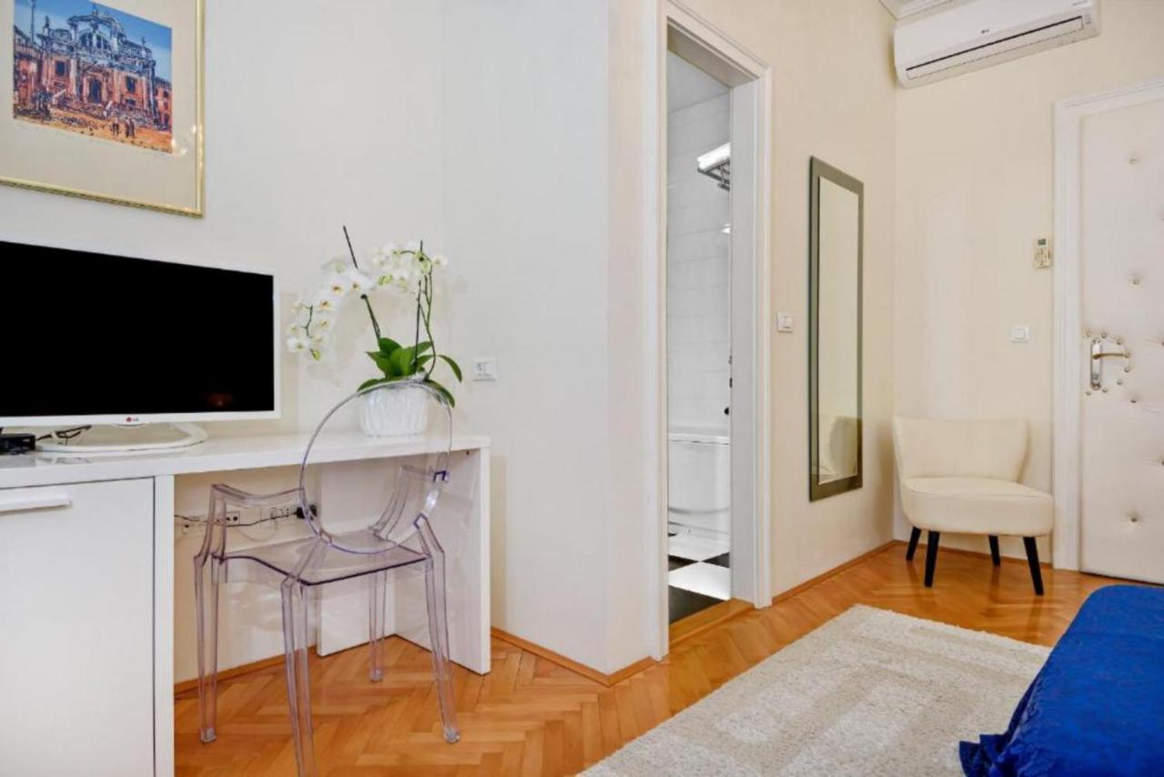 Palace Schoen Milesi - Esense Of Prestige - Private Pool - Free Parking - Old Money Style Luxury Rooms - Walking Distance To The Old Town, The Beach And All Amenities - Buralux Properties Split Bagian luar foto