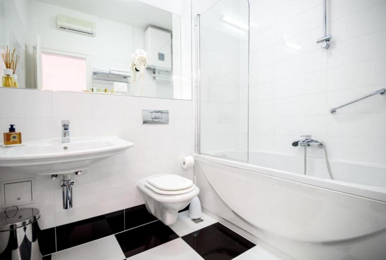 Palace Schoen Milesi - Esense Of Prestige - Private Pool - Free Parking - Old Money Style Luxury Rooms - Walking Distance To The Old Town, The Beach And All Amenities - Buralux Properties Split Bagian luar foto