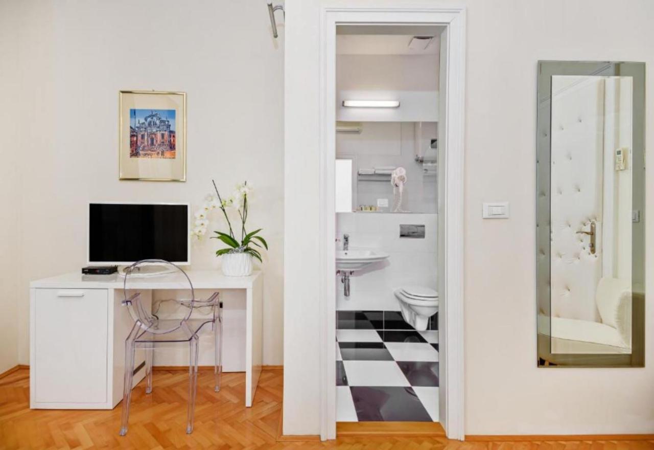 Palace Schoen Milesi - Esense Of Prestige - Private Pool - Free Parking - Old Money Style Luxury Rooms - Walking Distance To The Old Town, The Beach And All Amenities - Buralux Properties Split Bagian luar foto