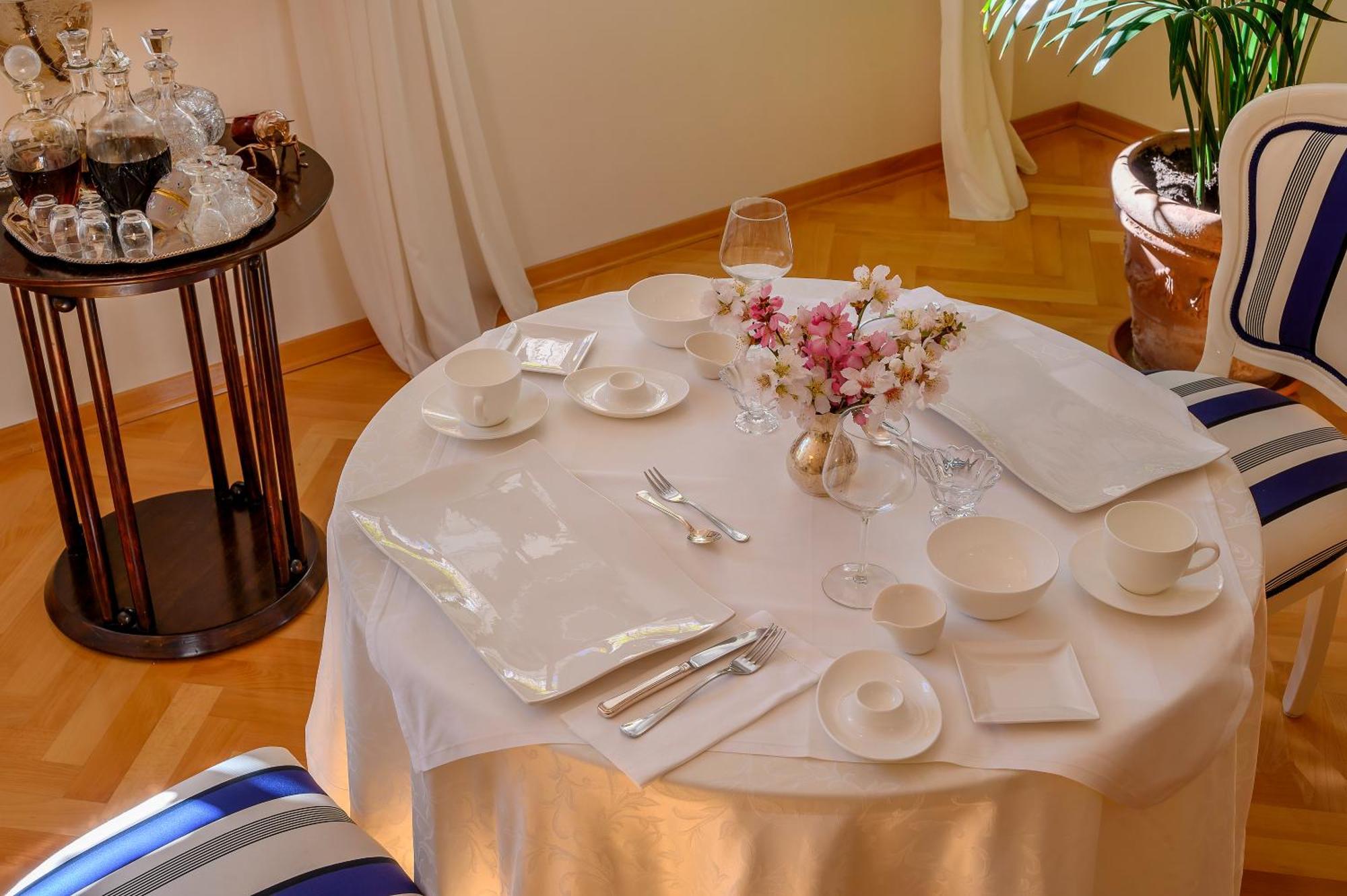 Palace Schoen Milesi - Esense Of Prestige - Private Pool - Free Parking - Old Money Style Luxury Rooms - Walking Distance To The Old Town, The Beach And All Amenities - Buralux Properties Split Bagian luar foto