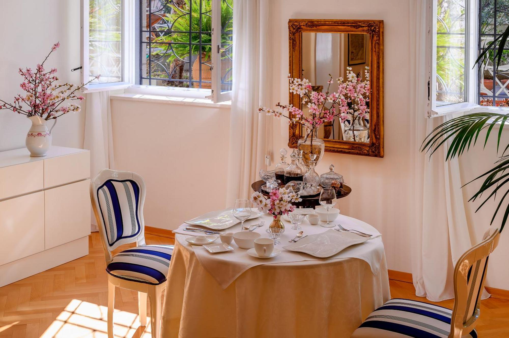 Palace Schoen Milesi - Esense Of Prestige - Private Pool - Free Parking - Old Money Style Luxury Rooms - Walking Distance To The Old Town, The Beach And All Amenities - Buralux Properties Split Bagian luar foto