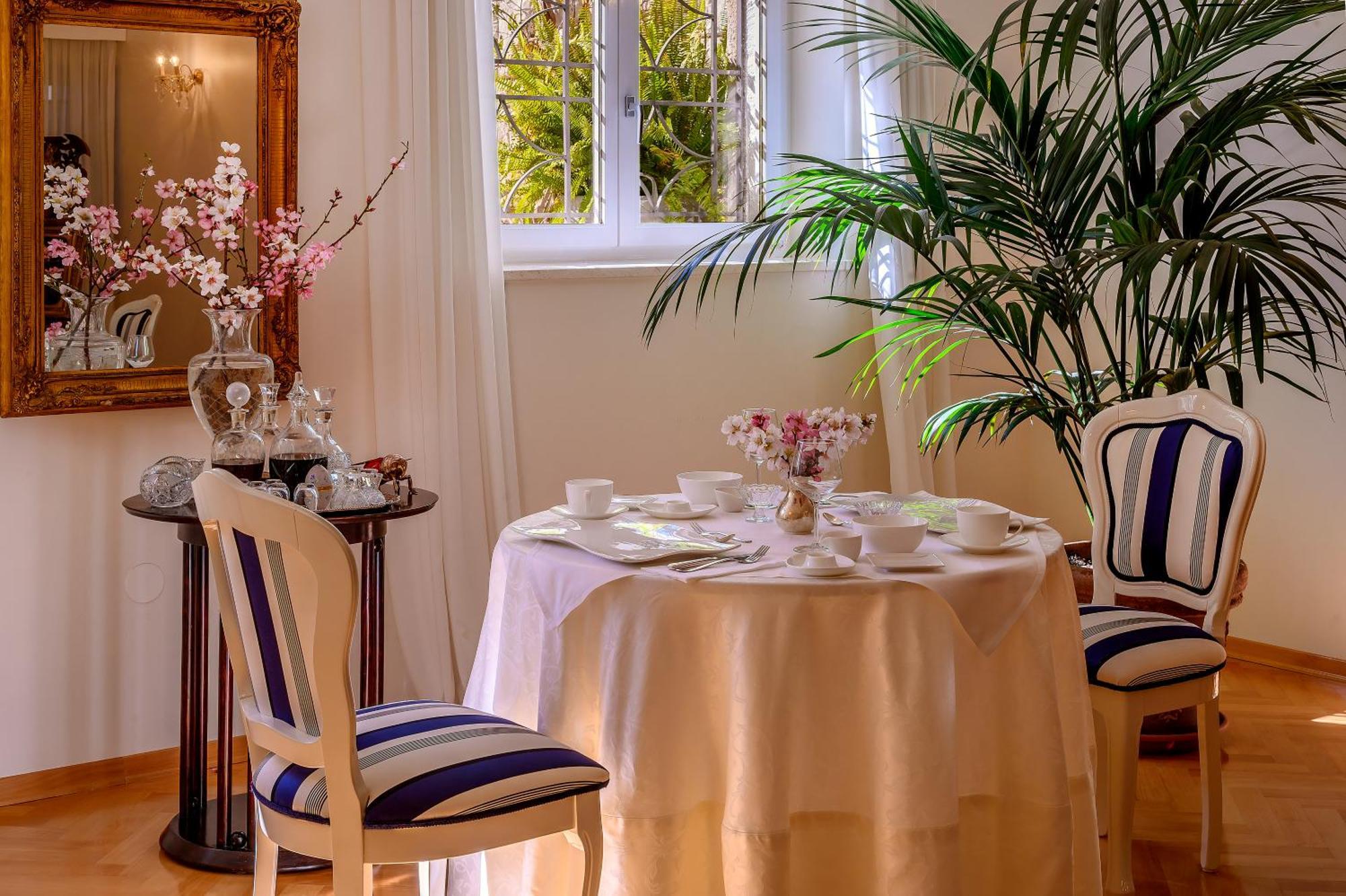 Palace Schoen Milesi - Esense Of Prestige - Private Pool - Free Parking - Old Money Style Luxury Rooms - Walking Distance To The Old Town, The Beach And All Amenities - Buralux Properties Split Bagian luar foto
