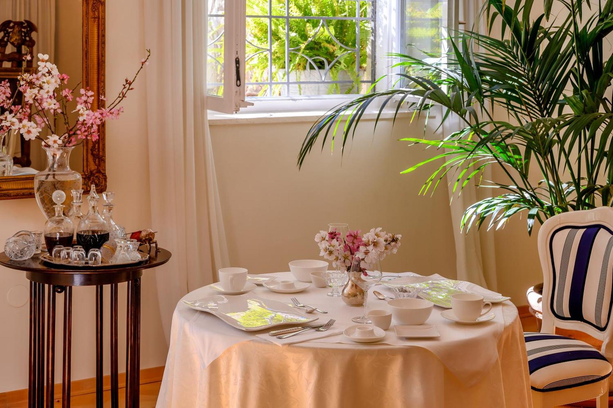 Palace Schoen Milesi - Esense Of Prestige - Private Pool - Free Parking - Old Money Style Luxury Rooms - Walking Distance To The Old Town, The Beach And All Amenities - Buralux Properties Split Bagian luar foto
